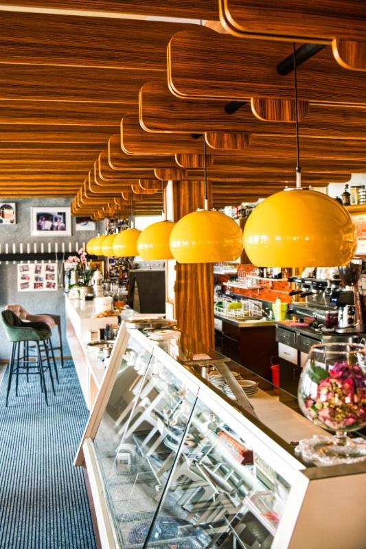 Cafe Rudi Living Bed & Breakfast ปาร์ชีเนส ภายนอก รูปภาพ