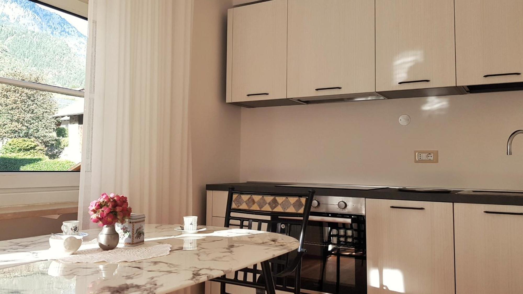 Cafe Rudi Living Bed & Breakfast ปาร์ชีเนส ภายนอก รูปภาพ