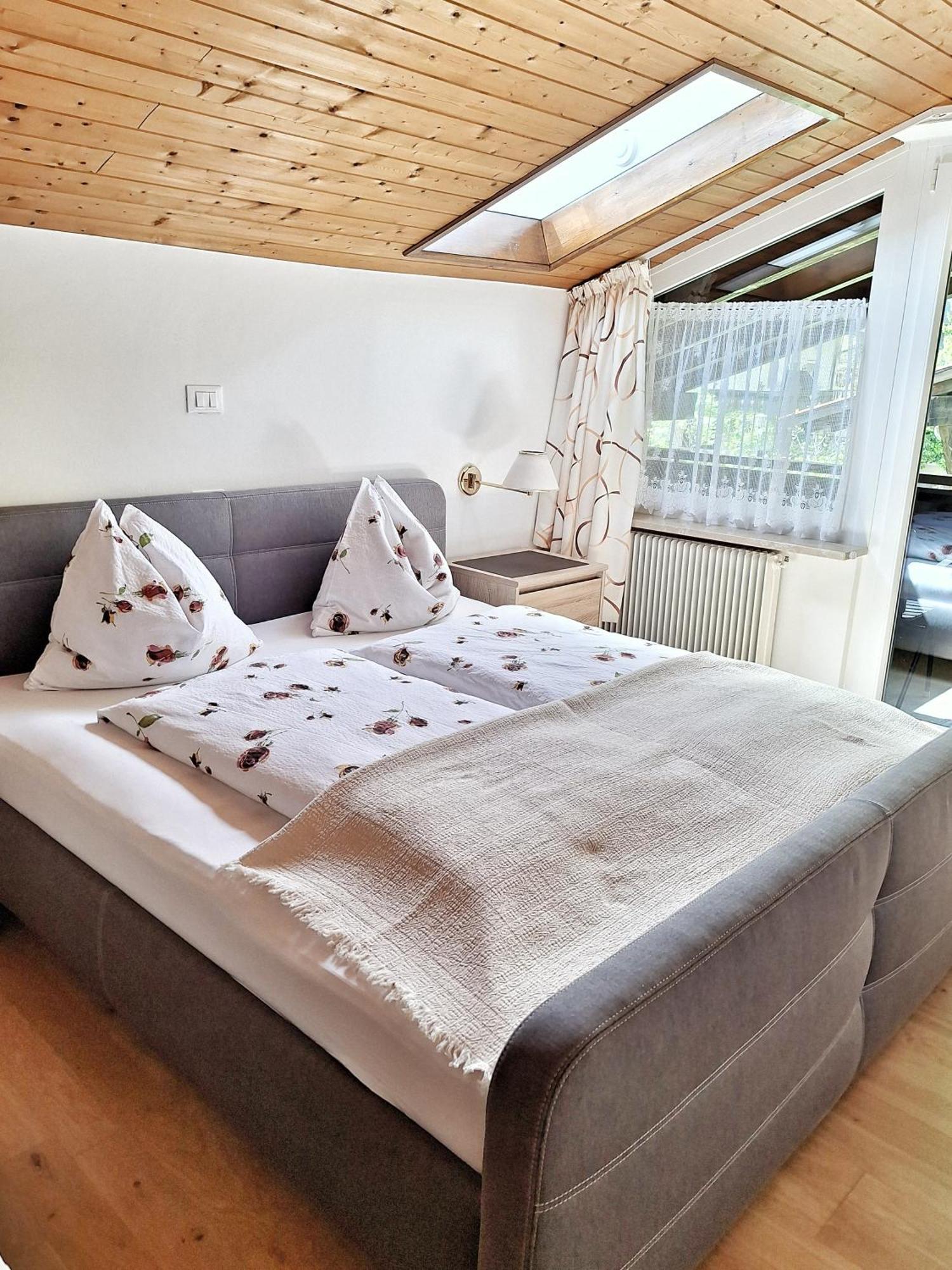 Cafe Rudi Living Bed & Breakfast ปาร์ชีเนส ภายนอก รูปภาพ