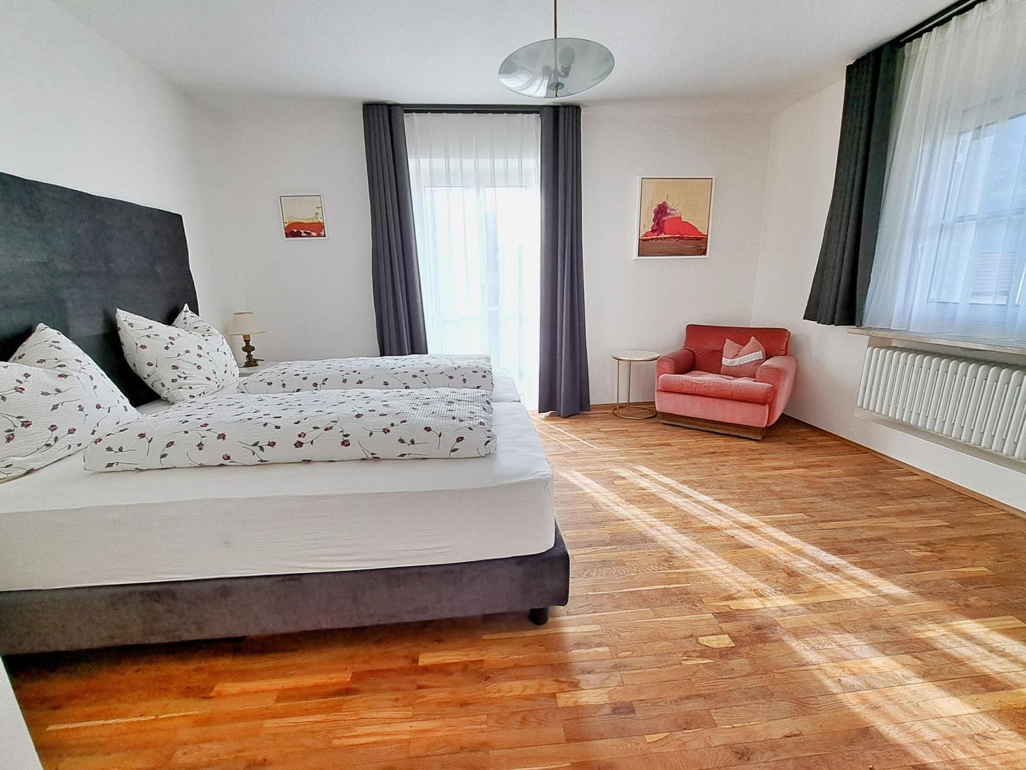 Cafe Rudi Living Bed & Breakfast ปาร์ชีเนส ภายนอก รูปภาพ