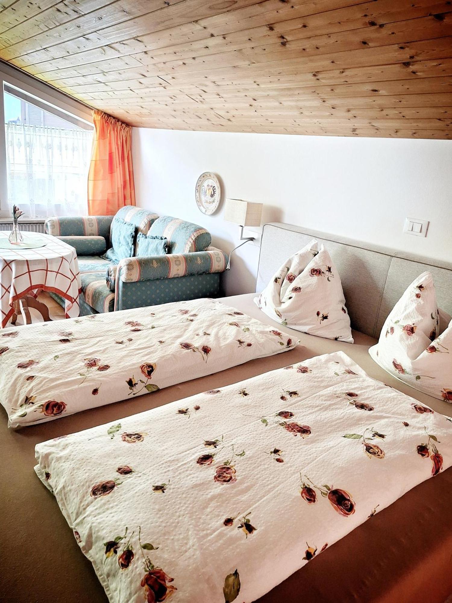Cafe Rudi Living Bed & Breakfast ปาร์ชีเนส ภายนอก รูปภาพ